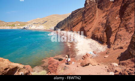 Santorin Plage Rouge avec unique couleur du sable - l'île de Santorini, Cyclades, Grèce Banque D'Images