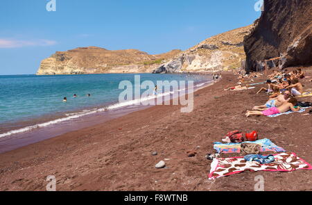 Santorin Plage Rouge avec unique couleur du sable - l'île de Santorini, Cyclades, Grèce Banque D'Images