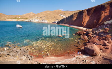 Santorin Plage Rouge avec unique couleur du sable - l'île de Santorini, Cyclades, Grèce Banque D'Images