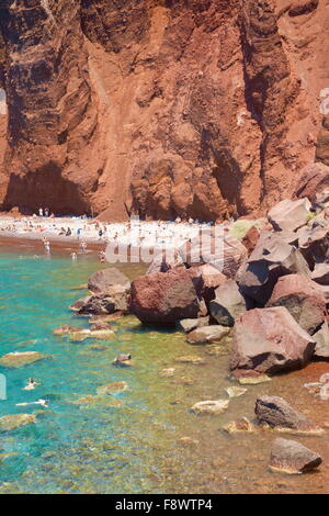 Santorin Plage Rouge avec unique couleur du sable - l'île de Santorini, Cyclades, Grèce Banque D'Images