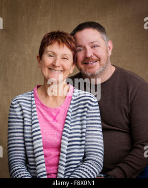 Studio portrait of middle-aged couple marié Banque D'Images