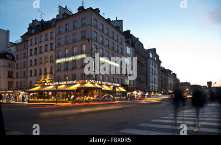 Notre Dame Hotel au crépuscule Banque D'Images