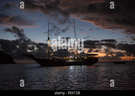 Yacht à Fidji, la sirène, une journée de voile au mouillage au coucher du soleil. Banque D'Images