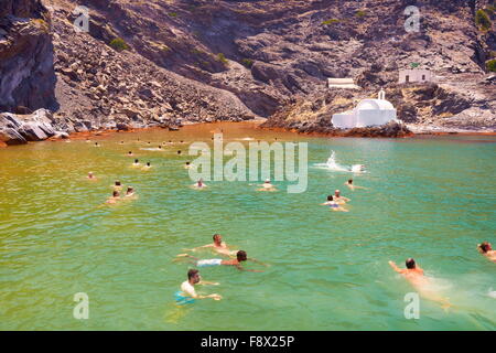 Nea Kameni - Grèce, Îles Cyclades, les touristes dans l'eau chaude spring bay Banque D'Images