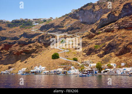 L''île de Thirasia - Grèce, Îles Cyclades, vue sur le port dans village Korfos Banque D'Images