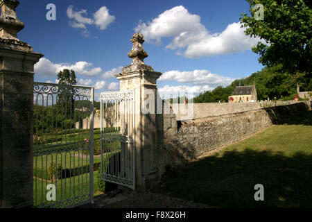 Chateau Dordogne France en été soleil avec nuages bleus Banque D'Images