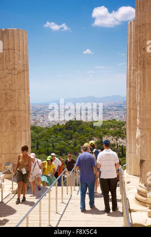 Athènes - acropole, touristes dans le passage dans les Propylées, Grèce Banque D'Images