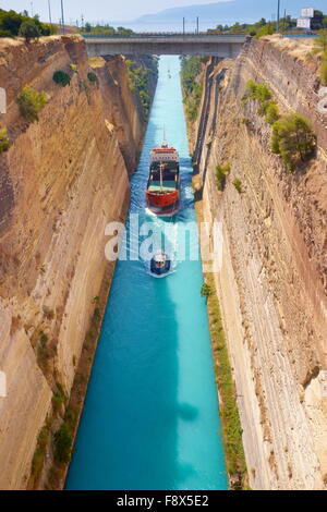 Corinthe - bateau dans le canal de Corinthe, le Péloponnèse, Grèce Banque D'Images