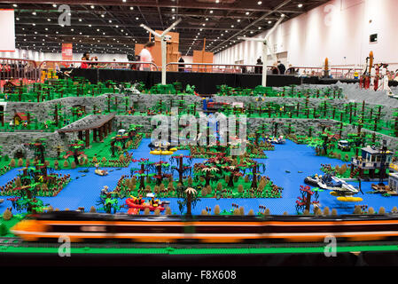 Londres, Royaume-Uni. 11 Décembre, 2015. Une installation de petite ville avec une ligne de chemin de fer créer hors de lego. Credit : pmgimaging/Alamy Live News Banque D'Images