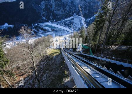 Planica. Dec 11, 2015. Photos prises le 11 décembre 2015 présente le nouveau centre nordique moderne à Planica, en Slovénie. Le Centre nordique de Planica a ouvert ses portes à Planica le vendredi et il sera l'hôte de la SIF Cross Country des compétitions de Coupe du Monde du 16 janvier au 17 janvier de l'année prochaine. © Luka Dakskobler/Xinhua/Alamy Live News Banque D'Images