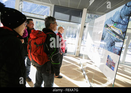 Planica, en Slovénie. Dec 11, 2015. Personnes visitent le musée de saut à ski au cours de l'ouverture d'un nouveau centre nordique moderne à Planica, en Slovénie, le 11 décembre 2015. Le Centre nordique de Planica a ouvert ses portes à Planica le vendredi et il sera l'hôte de la SIF Cross Country des compétitions de Coupe du Monde du 16 janvier au 17 janvier de l'année prochaine. © Luka Dakskobler/Xinhua/Alamy Live News Banque D'Images