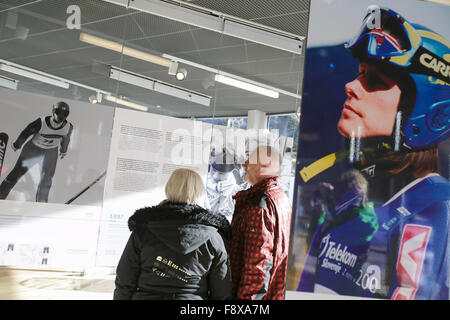 Planica, en Slovénie. Dec 11, 2015. Personnes visitent le musée de saut à ski au cours de l'ouverture d'un nouveau centre nordique moderne à Planica, en Slovénie, le 11 décembre 2015. Le Centre nordique de Planica a ouvert ses portes à Planica le vendredi et il sera l'hôte de la SIF Cross Country des compétitions de Coupe du Monde du 16 janvier au 17 janvier de l'année prochaine. © Luka Dakskobler/Xinhua/Alamy Live News Banque D'Images