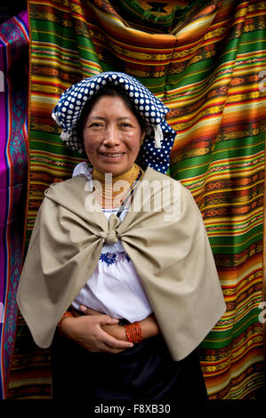 Femme au marché d'Otavalo en Equateur Banque D'Images