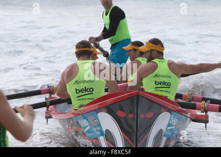 Sydney, Australie. 12 Décembre, 2015. Ocean Thunder Professional surfboat racing de Dee Pourquoi Beach comprend 24 équipes d'Élite et Élite 12 mens womens des équipes du Crédit : model10/Alamy Live News Banque D'Images