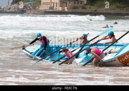 Sydney, Australie. 12 décembre 2015. Ocean Thunder série annuelle de courses de bateaux de surf professionnels de Dee Why Beach, qui regroupe 24 équipes d'élite pour hommes et 12 équipes d'élite pour femmes de toute l'Australie. Photo femmes équipe capsize dans leur bateau NSW crédit: Model10/Alamy Live News Banque D'Images