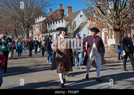 Williamsburg, Virginie - histoire vivante en costumes reenactors Marche duc de Gloucester Street à Colonial Williamsburg. Banque D'Images