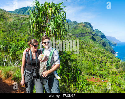 Les randonneurs avec bébé sur le Kalalau Trail Banque D'Images