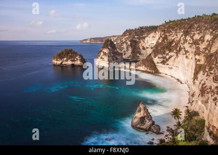 Karst calcaire côtier unique rock formations sur Nusa Penida Island, Bali. Banque D'Images