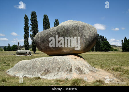 L'équilibrage de roches massives à Stonehenge, réserve de loisirs Glen Innes, Nouvelle Angleterre, Nouvelle Galles du sud Banque D'Images