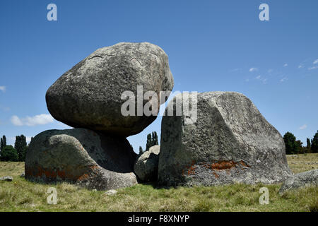 L'équilibrage de roches massives à Stonehenge, réserve de loisirs Glen Innes, Nouvelle Angleterre, Nouvelle Galles du sud Banque D'Images