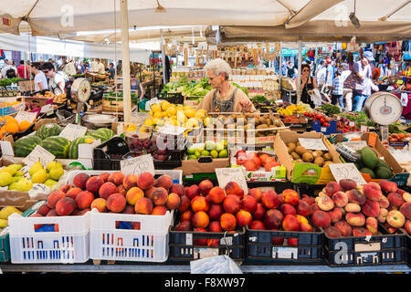 Caler au marché de Campo de' Fiori, Rome, Italie Banque D'Images