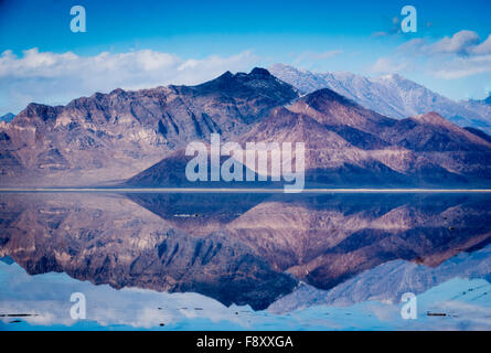 Les montagnes et le ciel reflète dans l'eau Banque D'Images