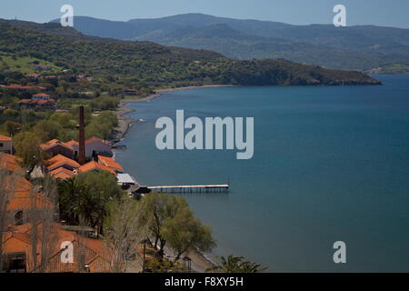 Vue vers l'ouest le long de la côte nord, Mithymna Lesvos Molyvos, ou Lesbos, Grèce Banque D'Images