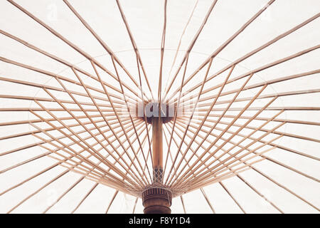 Parapluie tissu Structure faite de bambou, stock photo Banque D'Images