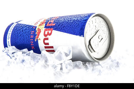 Peut de Red Bull Energy Drink sur glace sur un fond blanc Banque D'Images