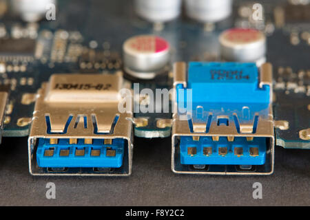 Un plan macro sur ports USB sur une carte mère. Banque D'Images