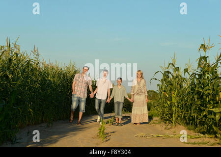 Happy Family in wheat field Banque D'Images