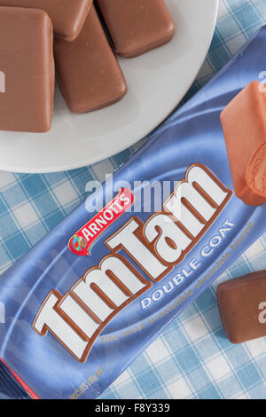 Tim Tams une marque populaire de crème au chocolat biscuit couvert rempli par Arnott's Biscuits Limited en Australie depuis 1964 Banque D'Images