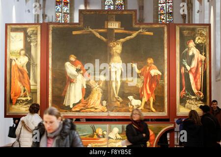 Colmar, France. Dec 10, 2015. Les visiteurs regarder le retable d'Issenheim dans l'église dominicaine au musée Unterlinden à Colmar, France, 10 décembre 2015. Le musée Unterlinden est fermé depuis 2012 pour des rénovations. Photo : Mathieu Cugnot/dpa/Alamy Live News Banque D'Images