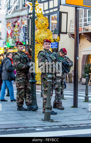 Les forces de sécurité françaises patrouillent la ville de Strasbourg, après une alerte au terrorisme, les soldats de l'armée française, la vieille ville, Banque D'Images