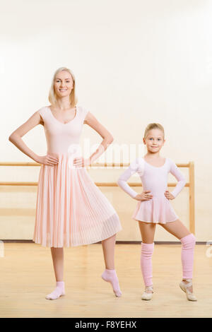 Professeur de ballet et son apprenti sont occupés à danser. Banque D'Images