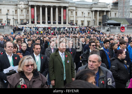 Deux minutes de silence observé par la foule le jour de l'Armistice mettant en vedette : Atmosphère Où : London, Royaume-Uni Quand : 11 Nov 2015 Banque D'Images