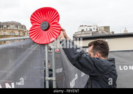 Deux minutes de silence observé par la foule le jour de l'Armistice mettant en vedette : Atmosphère Où : London, Royaume-Uni Quand : 11 Nov 2015 Banque D'Images