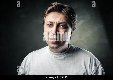 Il doute de l'homme d'âge moyen émotionnel plus de Gray Banque D'Images