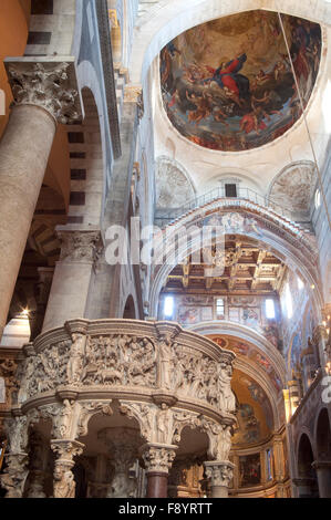 Italie, Toscane, Pise, Cathédrale, détail chaire ou Pergamo sculptée par Giovanni Pisano Banque D'Images