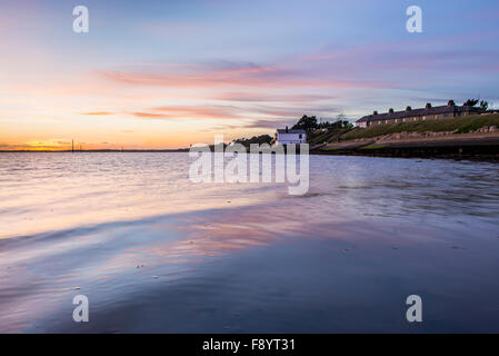 Coucher du soleil à la maison regarder à Lepe dans le Hampshire. Banque D'Images