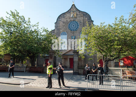 En dehors de la police Canongate Kirk à Édimbourg, en Écosse, le 29 juillet 2011 avant le mariage de Zara Philips et Mike Tindall. Banque D'Images