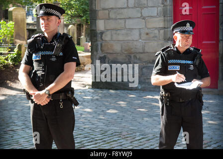 En dehors de la police Canongate Kirk à Édimbourg, en Écosse, le 29 juillet 2011 avant le mariage de Zara Philips et Mike Tindall. Banque D'Images