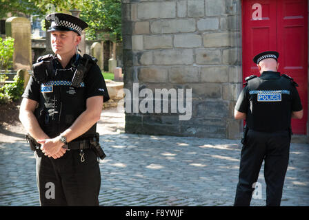 En dehors de la police Canongate Kirk à Édimbourg, en Écosse, le 29 juillet 2011 avant le mariage de Zara Philips et Mike Tindall. Banque D'Images