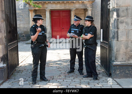 En dehors de la police Canongate Kirk à Édimbourg, en Écosse, le 29 juillet 2011 avant le mariage de Zara Philips et Mike Tindall. Banque D'Images