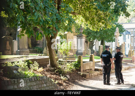 En dehors de la police Canongate Kirk à Édimbourg, en Écosse, le 29 juillet 2011 avant le mariage de Zara Philips et Mike Tindall. Banque D'Images