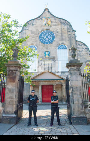 En dehors de la police Canongate Kirk à Édimbourg, en Écosse, le 29 juillet 2011 avant le mariage de Zara Philips et Mike Tindall. Banque D'Images