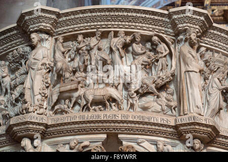 Italie, Toscane, Pise, Cathédrale, détail chaire ou Pergamo sculptée par Giovanni Pisano Banque D'Images