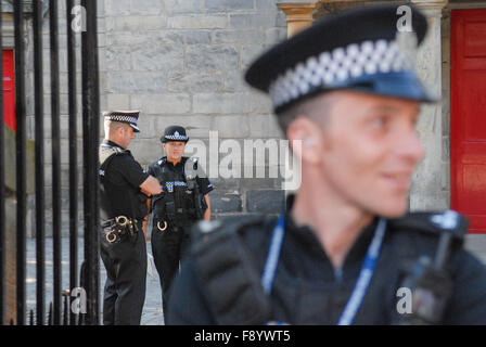 En dehors de la police Canongate Kirk à Édimbourg, en Écosse, le 29 juillet 2011 avant le mariage de Zara Philips et Mike Tindall. Banque D'Images