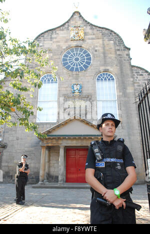 En dehors de la police Canongate Kirk à Édimbourg, en Écosse, le 29 juillet 2011 avant le mariage de Zara Philips et Mike Tindall. Banque D'Images