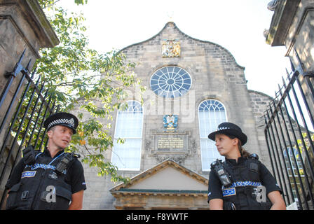 En dehors de la police Canongate Kirk à Édimbourg, en Écosse, le 29 juillet 2011 avant le mariage de Zara Philips et Mike Tindall. Banque D'Images